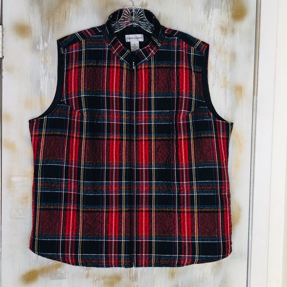 DRAPER’S & DAMONS Plaid full zip vest.